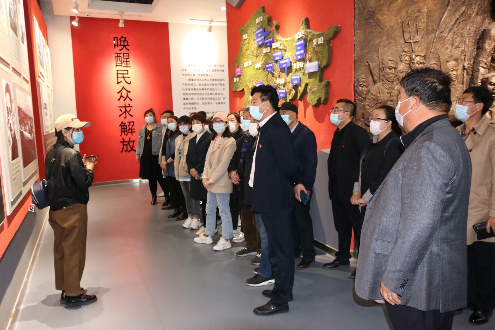 2全体人员在天福山起义纪念馆展馆内参观.JPG