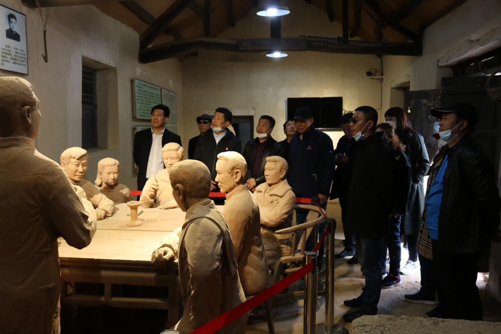 3全体人员在天福山起义纪念馆展馆内参观.JPG